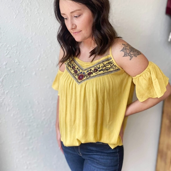 NWT YELLOW EMBROIDERED COLD SHOULDER TOP - Picture 5 of 9